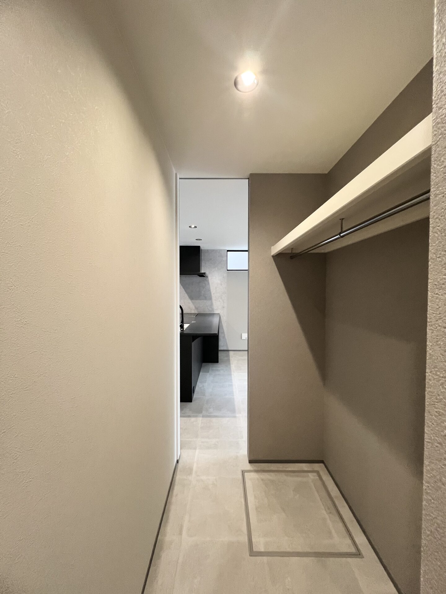 暮らしを研ぎ澄ますモノトーンの住まい