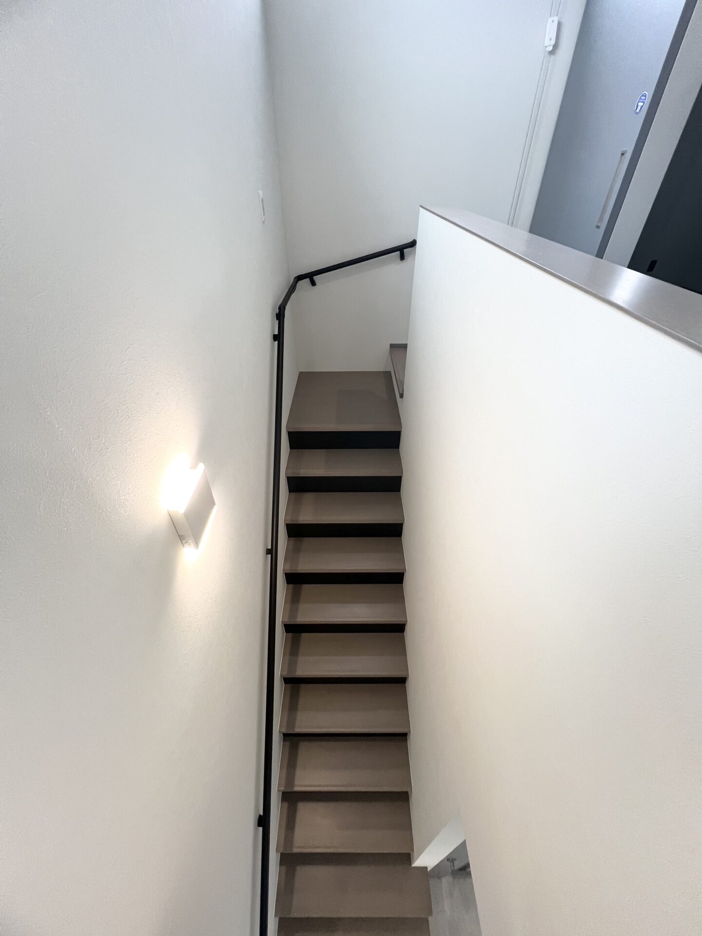 暮らしを研ぎ澄ますモノトーンの住まい