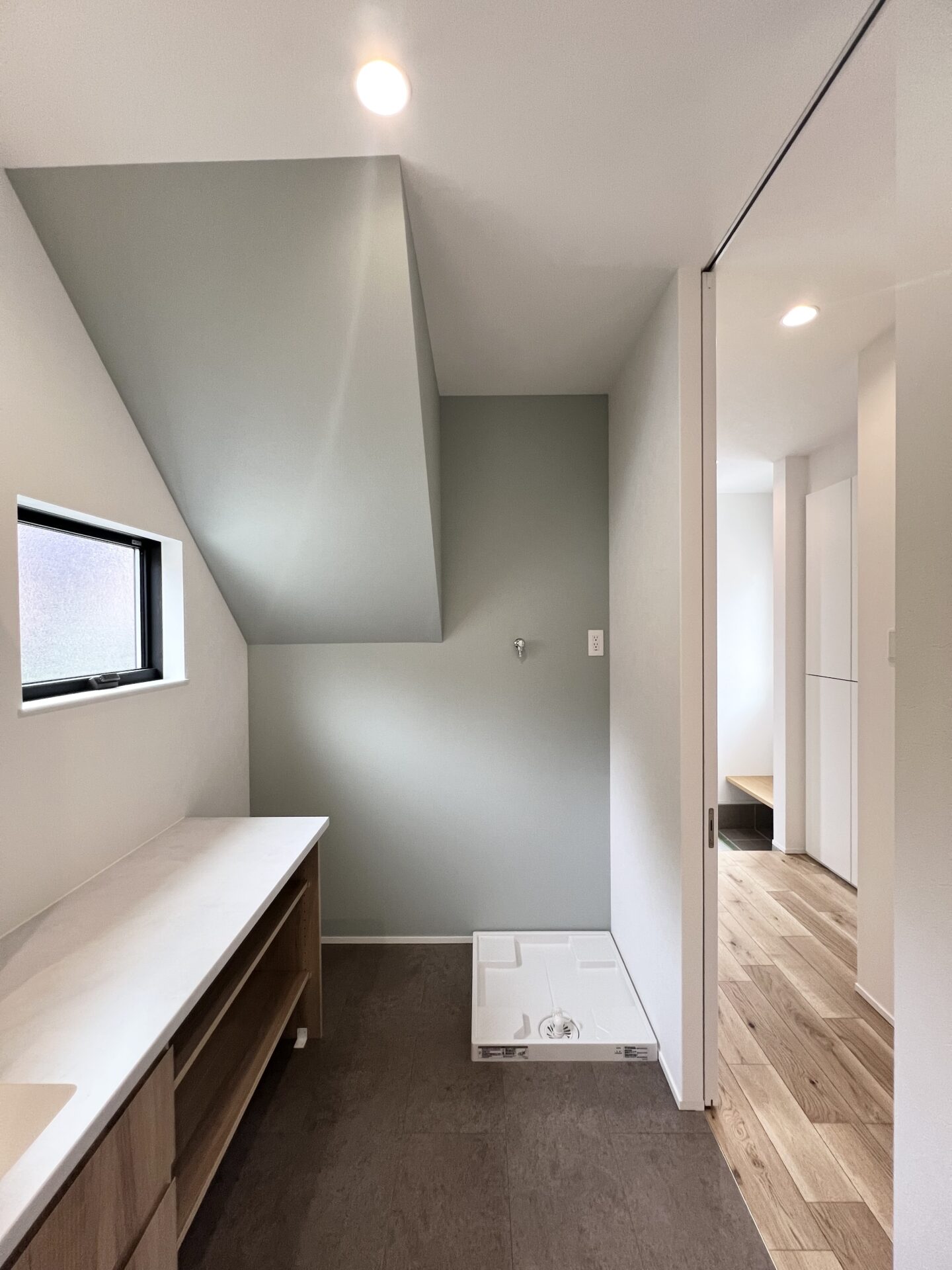 2階にシャワー室を備えた快適な住まい