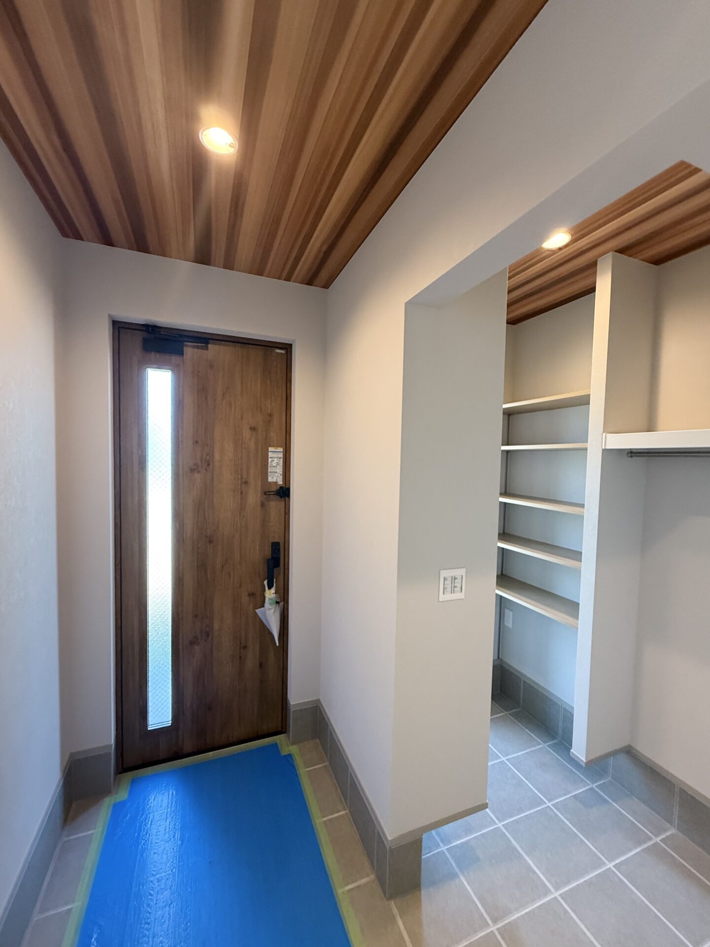 木目天井が広がるナチュラルモダンの家