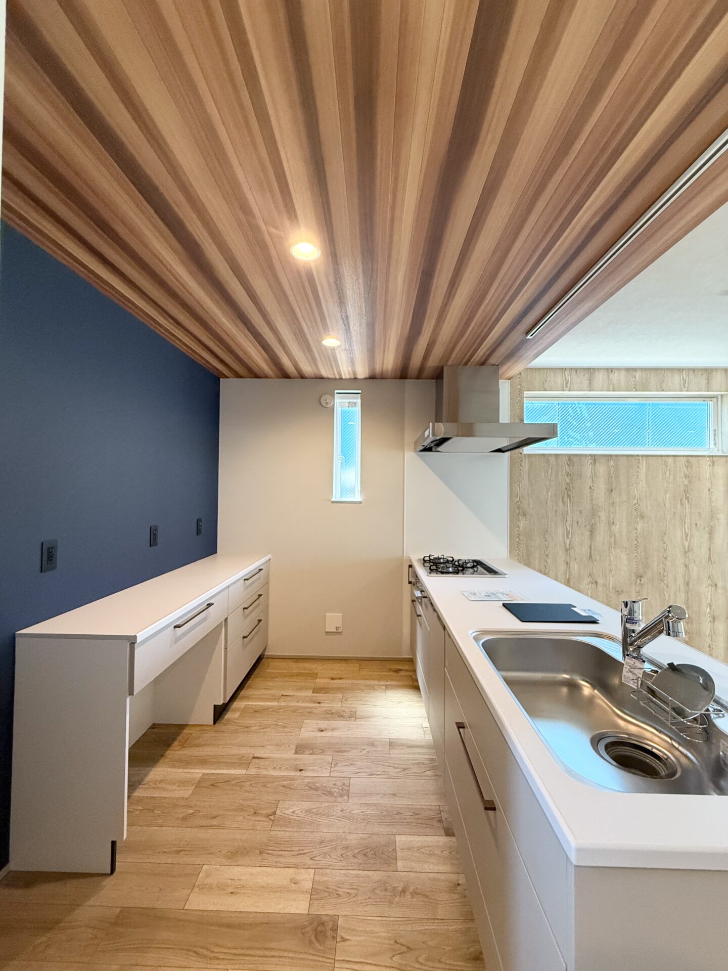 木目天井が広がるナチュラルモダンの家