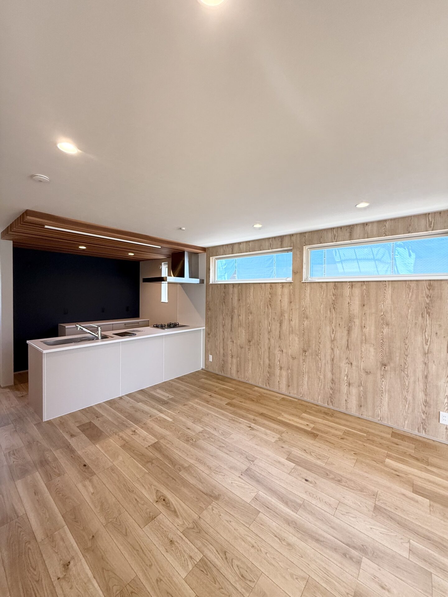 木目天井が広がるナチュラルモダンの家