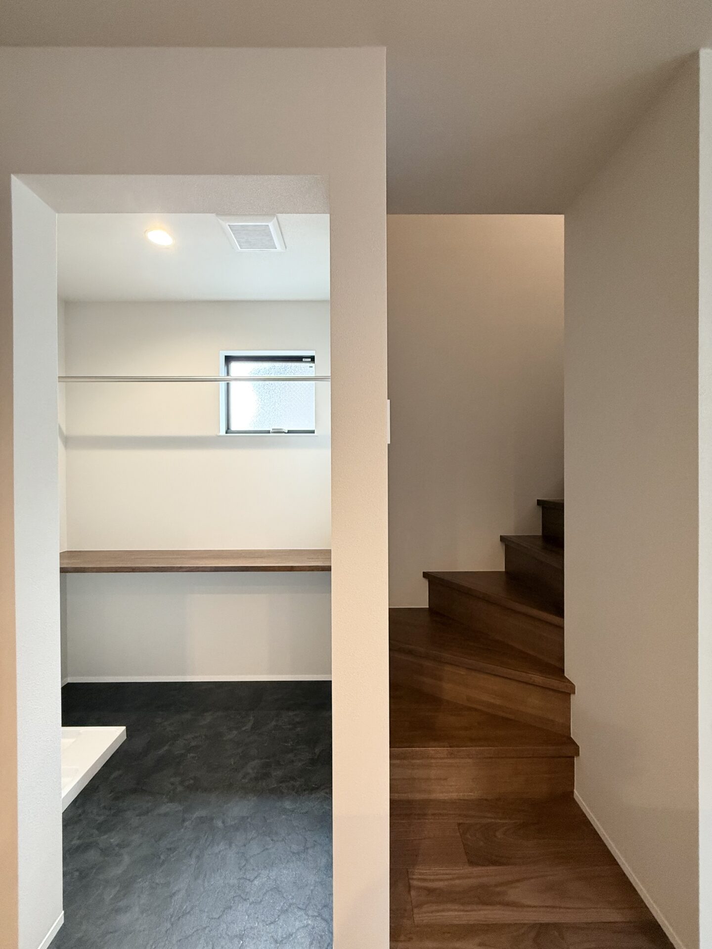 フロアを分けてのんびり過ごせる3階建て
